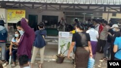 ຊາວລາວໃນນະຄອນຫຼວງວຽງຈັນ ພາກັນຢືນລໍຖ້າສັກຢາວັກຊີນປ້ອງກັນໂຄວິດ-19 ຢູ່ໂຮງໝໍເຂດເມືອງໄຊເສດຖາ ນະຄອນຫຼວງວຽງຈັນ.
