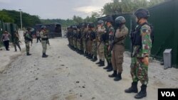 Aktifitas Personel TNI POLRI di Pos Komando Taktis Satuan Tugas Operasi Madago Raya di Kecamatan Poso Pesisir, Kabupaten Poso, Sulawesi Tengah. (Foto : VOA/Yoanes Litha)