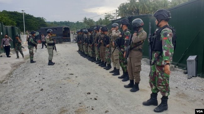 Aktifitas Personel TNI POLRI di Pos Komando Taktis Satuan Tugas Operasi Madago Raya di Kecamatan Poso Pesisir, Kabupaten Poso, Sulawesi Tengah. (Foto : VOA/Yoanes Litha)