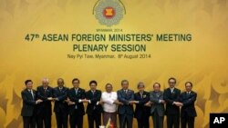 Bộ trưởng Ngoại giao Hiệp hội các quốc gia Đông Nam Á (ASEAN) chụp ảnh lưu niệm tại Myanmar, ngày 8/8/2014.