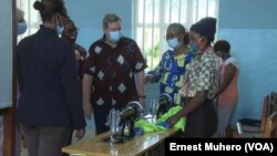 Mike Hammer visite les activés de la fondation Panzi, à Bukavu, en RDC, le 16 avril 2021.
