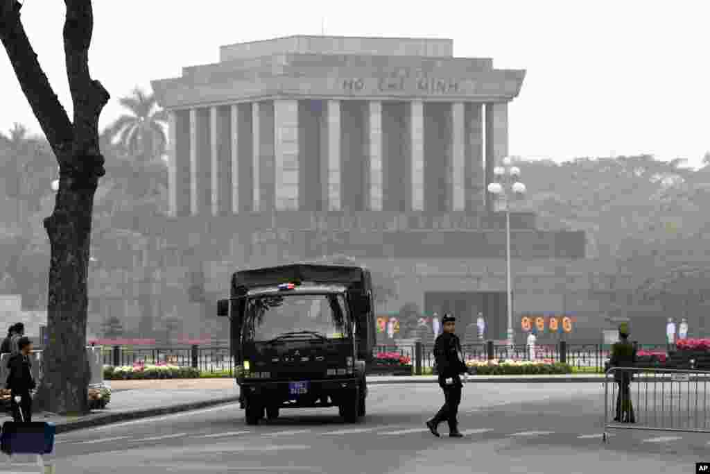 دیدار مقامهای آمریکا و ویتنام |محوطه کاخ ریاست جمهوری پر از ماشین و سربازان برای برقرار امنیت است. در زمینه عکس مقبره &laquo;هو شی مین&raquo; رهبر سابق ویتنام دیده می&zwnj;شود.
