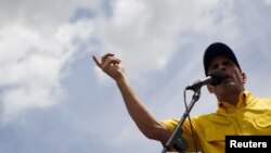 El candidato opositor a la Presidencia de Venezuela, Henrique Capriles, durante un discurso de campaña en Maracay.