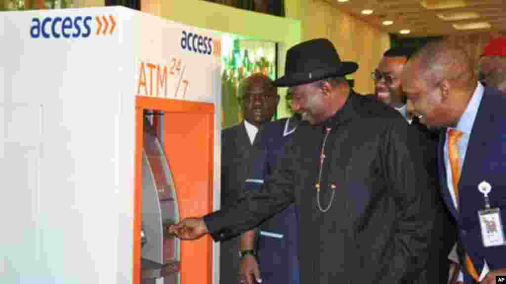 Shugaban Najeriya, Goodluck Jonathan, yayi amfani da katin shi a naurar Banki na dauki da kanka, 28 ga Agusta 2014.