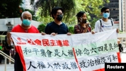 香港一些活动人士不畏恐惧，在法庭外向被判刑的民主派人士表达支持。（路透社2021年9月15日）