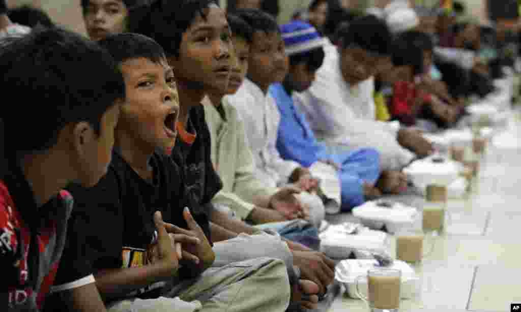 A boy yawns while listening to a sermon before breaking his fast on the first day of the holy month of Ramadan at the main Istiqlal mosque in Jakarta August 1, 2011. Muslims around the world abstain from eating, drinking and conducting sexual relations fr