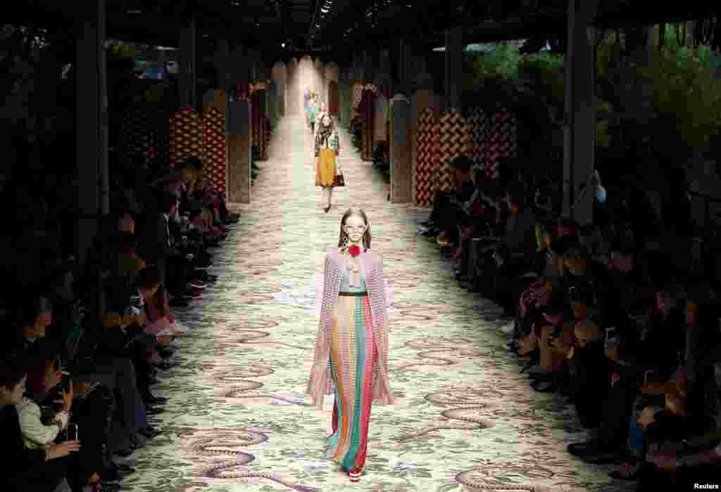 Seorang model menampilkan koleksi musim semi/panas 2016 dari rumah busana Gucci dalam acara Fashion Week di Milan, Italia.