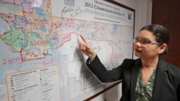Emily Bonilla, comisionada del condado Orange, inspecciona un mapa de Florida en Orlando el 3 de junio del 2019. Bonilla teme que su distrito no será contado adecuadamente en el censo del 2020. (AP Photo/John Raoux)