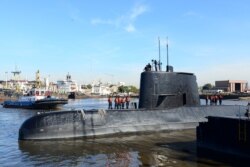 Kapal selam militer Argentina ARA San Juan dan awaknya terlihat meninggalkan pelabuhan Buenos Aires, Argentina 2 Juni 2014. (Armada Argentina / Handout via REUTERS)