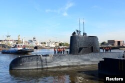 Kapal selam militer Argentina ARA San Juan dan awaknya terlihat meninggalkan pelabuhan Buenos Aires, Argentina 2 Juni 2014. (Armada Argentina / Handout via REUTERS)
