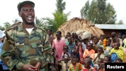 Sur la photo, Thomas Lubanga, un des seigneurs de guerre de l'Ituri, dans l'Est de la RDC, fait un discours devant des villageois. Lubunga a été arrêté et transféré à la Haye, à la CPI pour être jugé des crimes de guerre et contre l'humanité commis en Ituri.