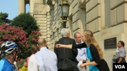 People lined up at EPA headquarters in Washington to testify on the proposed rule to cut emissions from U.S. coal plants, (Rosanne Skirble/VOA).