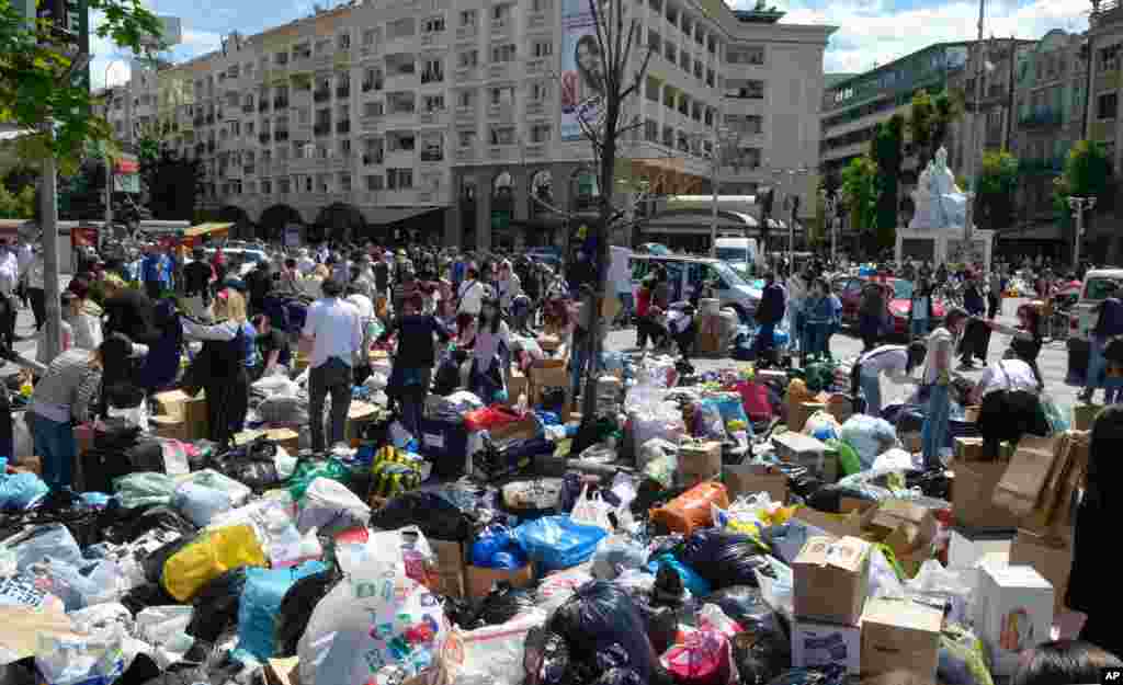 Warga Makedonia mengumpulkan sumbangan makanan, produk kesehatan, pakaian dan air botolan untuk korban banjir di Serbia dan Bosnia-Herzegovina, di Skopje, Makedonia (18/5). (AP/Boris Grdanoski)