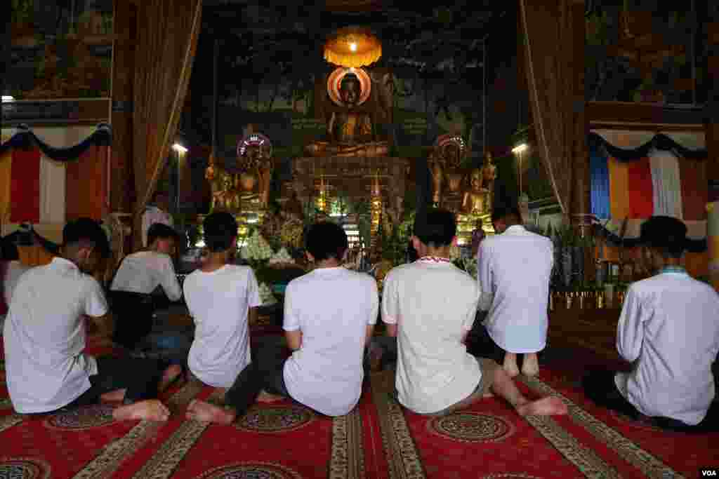 យុវជនកំពុងសំពះព្រះក្នុងថ្ងៃបិណ្ឌទី១៣ នៃពិធីបុណ្យភ្ជុំបិណ្ឌនៅរាជធានីភ្នំពេញ នៅថ្ងៃទី២៦ ខែកញ្ញា ឆ្នាំ២០១៩។ (កាន់ វិច្ឆិកា/VOA)