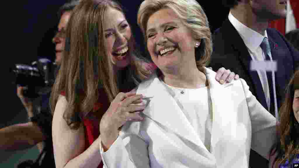 La candidat démocrate Hillary Clinton et &nbsp;sa fille Chelsea &nbsp;sur le poduim, lors de la convention nationale démocratique à Philadelphie, le 28 juillet 2016.
