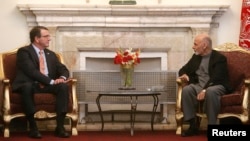 U.S. Secretary of Defense Ash Carter (L) sits down to a meeting with Afghan President Ashraf Ghani (R) at the Presidential Palace in Kabul, Feb. 21, 2015. 