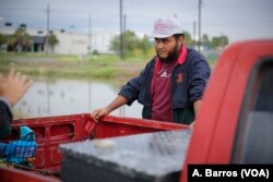 Ramón Montoya, un residente de Texas de 20 años, califica la separación familiar de inmigrantes como "vergonzosa". "Pónganse en su lugar por solo un segundo, y quizás puedan entender por qué tanta gente está devastada por esto", dijo Montoya a la VOA.