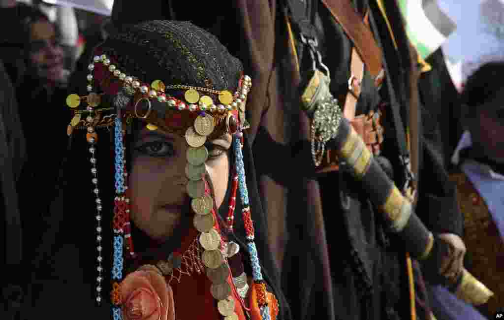 ស្ត្រីជនអំបូរភាគតិច Bedouin ស្លៀកសម្លៀកបំពាក់តាមបែបប្រពៃណី ក្នុងពីធីជួបជុំមួយដើម្បីរំឭកខួបទី៤១ នៃទិវាស្ត្រី នៅក្នុងក្រុង Deir el-Balah នៅកណ្តាលទីក្រុង Gaza Strip ក្នុងទឹកដីប៉ាឡេស្ទីន។