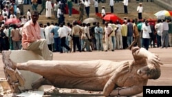 Une foule s’assemble à l’extérieur du parlement à Brazzaville, Congo, 25 octobre 1997.