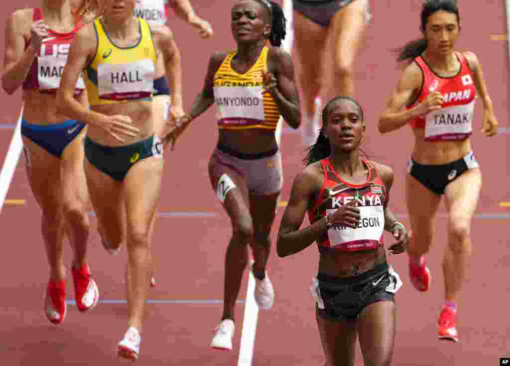 Faith Kipyegon, do Quénia, nos 1500 metros femininos dos Jogos Olímpicos 2020. 2 de Agosto, 2021, Tóquio, Japão. (AP Photo/Charlie Riedel)