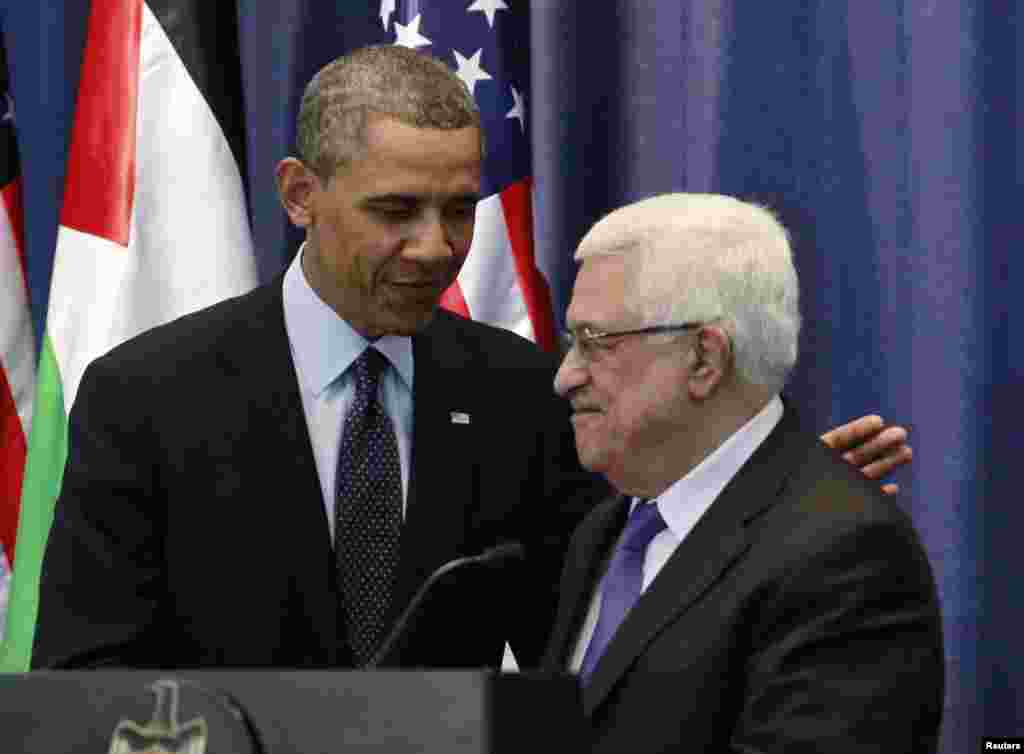 Presiden AS Barack Obama bersama Presiden Palestina Mahmoud Abbas dalam jumpa pers gabungan di kompleks presidensial Muqata di Ramallah (21/3). (Reuters/Jason Reed)