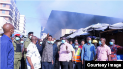 Waziri mkuu wa Tanzania, Kassim Majaliwa alipolitembelea soko la Kariakoo lililopo katika jiji la Dar es Salaam. Picha na Global Publishers TV.