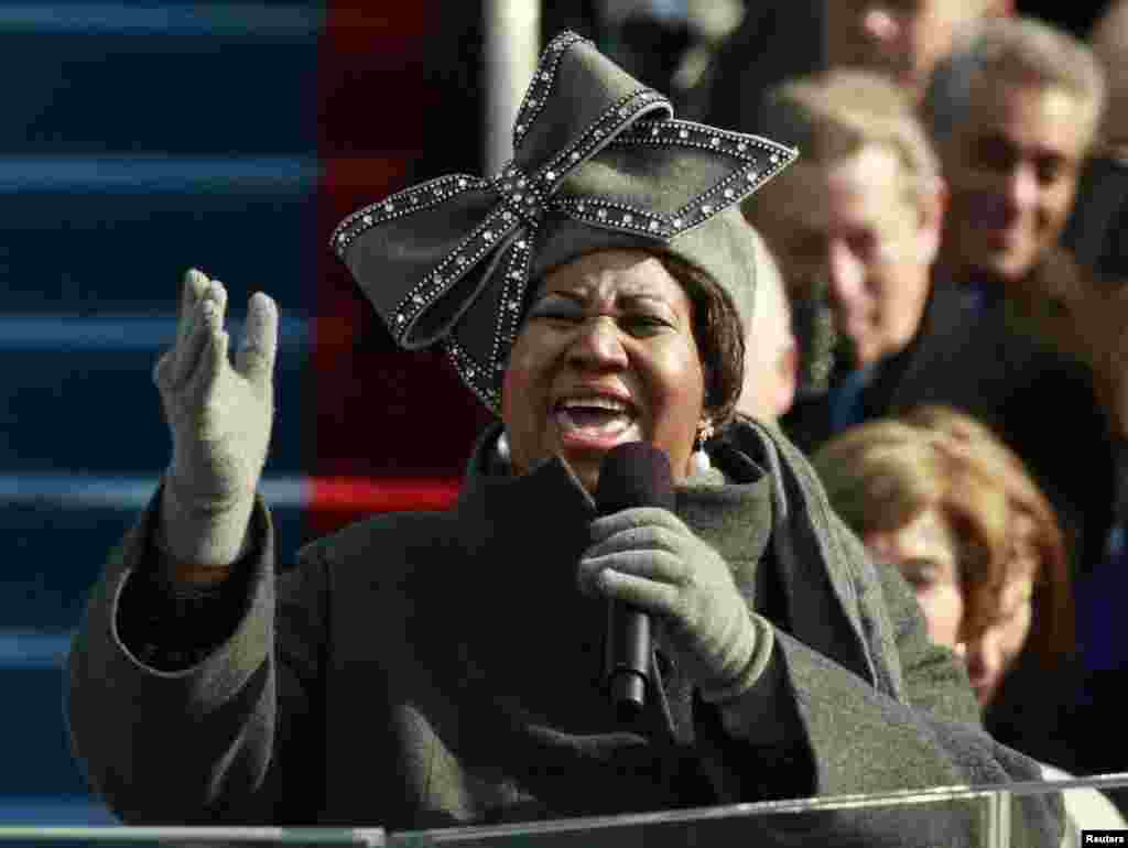 Aretha Franklin sings during the inauguration ceremony for President-elect Barack Obama in Washington, Jan. 20, 2009.