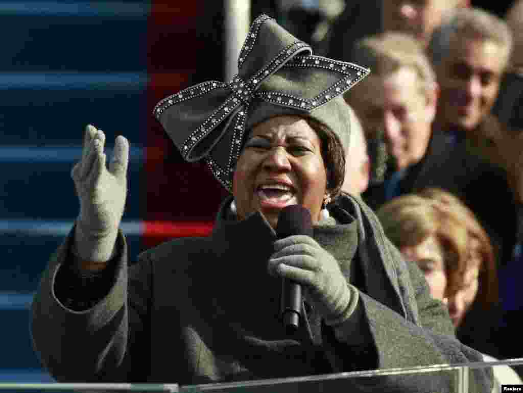 Aretha Franklin anaimba wakati wa sherehe za kuapishwa Rais-muteule Barack Obama huko Washington, Januari.20, 2009