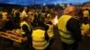 Demonstran "rompi kuning" memblokir akses ke sebuah depot BBM di kota Le Mans, Perancis barat, Rabu (5/12). 