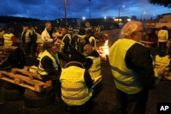 Sindicatos y agricultores podrían unirse a las protestas en Francia pese a que el gobierno retiró los impuestos a las combustibles.