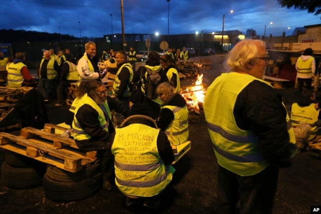 Sindicatos y agricultores podrían unirse a las protestas en Francia pese a que el gobierno retiró los impuestos a las combustibles.