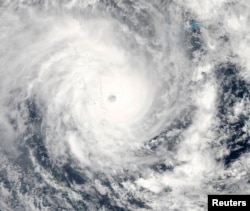 Pam Siklonu'nun Vanuatu'da karaya çıktığını gösteren anı gösteren uydu fotoğrafı