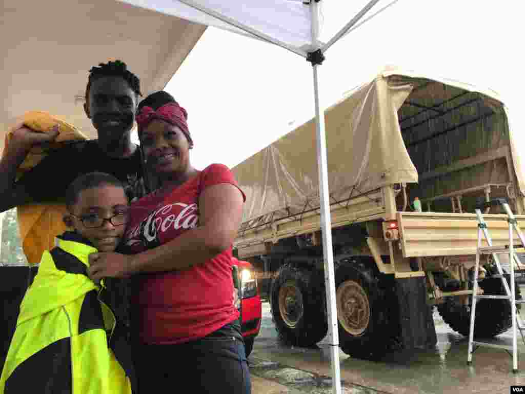 Лаквиша Дэвис (Lakwesha Davis) с&nbsp;сыновьями после эвакуации из затопленного района в Хьюстоне, штат Техас. 27 августа, 2017. (Фото: C. Mendoza / VOA) 