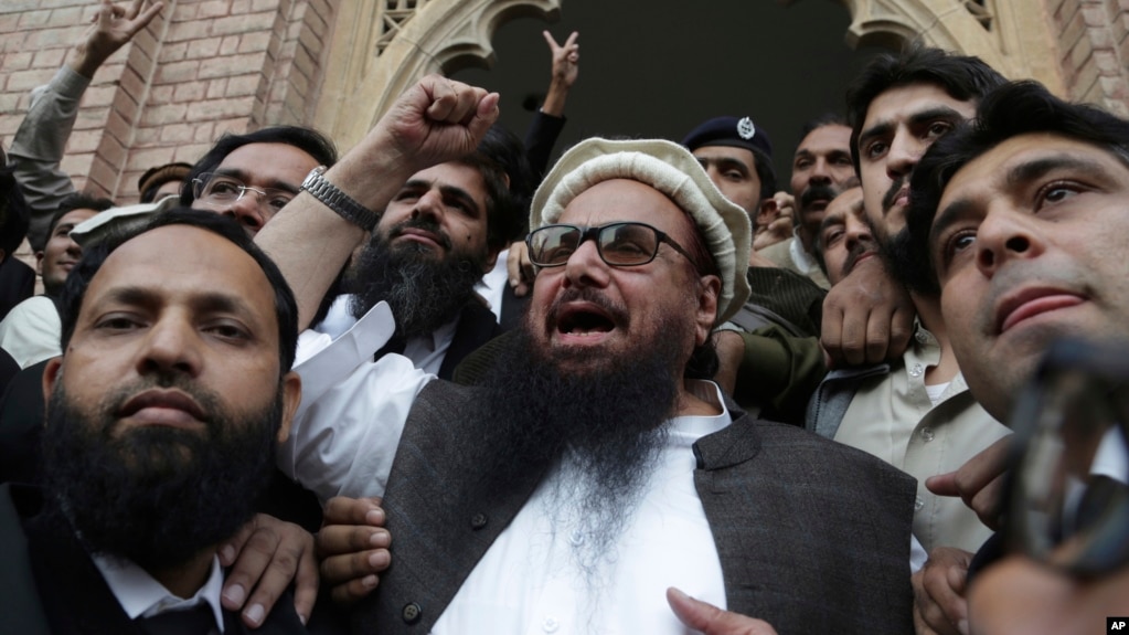 Hafiz Saeed, thủ lĩnh đảng tôn giáo Jamaat-ud-Dawa, bị cáo buộc chủ mưu vụ tấn công năm 2008 ở thành phố Mumbai, Ấn Độ. Ông ta được một tòa án Pakistan trả tự do hôm 22 tháng 11, 2017.