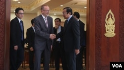 FLOWERS Dmitry Y., Extraordinary and Plenipotentiary Ambassador of the Russian Federation to Cambodia, shakes hand with newly appointed Foreign Affairs Minister Prak Sokhonn, after his one month in the office on Thursday 05th, May 2016, Phnom Penh. Ministry of Foreign Affairs and International Relations calls on 29 foreign embassies in Phnom Penh to have a talk after Minister Prak Sokhonn takes over the role for a month in the office. (Leng Len/VOA Khmer)
