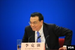 中国国务院总理李克强在记者会上表示，中国将以“壮士断腕”的决心继续改革。（美国之音东方拍摄）