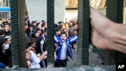 Студенты Тегеранского университета приняли участие в антиправительственном протесте на территории университета. Тегеран, Иран. 30 декабря 2017 г.