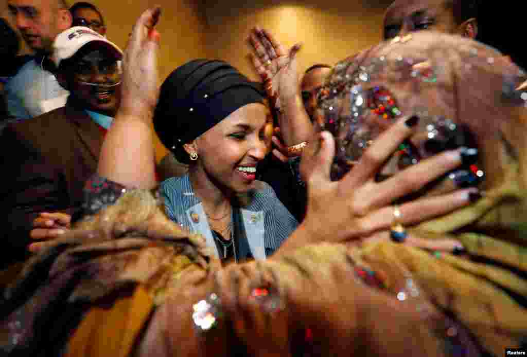 AQSh Kongressi Vakillar palatasi a&#39;zosiga aylangan musulmon ayol, asli somalilik Ilxan Omarni yaqinlari qutlamoqda. 2018-yil, 6-noyabr.&nbsp;Minneapolis, Minnesota shtati.