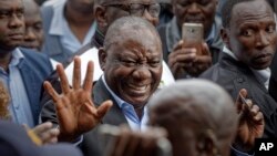 Presiden Cyril Ramaphosa menyambut para pendukungnya setelah memberikan suaranya di Sekolah Dasar Hitekani di Soweto, Johannesburg, Afrika Selatan, Rabu, 8 Mei 2019 (foto: AP Photo/Ben Curtis)