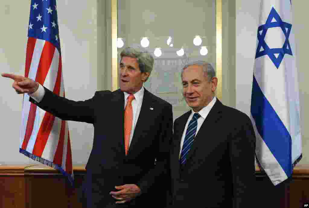 U.S. Secretary of State John Kerry, left, gestures while meeting with Israeli Prime Minster Benjamin Netanyahu in Jerusalem, May 23, 2013.