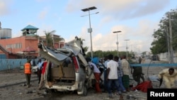 Somali police and civilians search for people wounded in a blast outside a hotel in Somalia's capital Mogadishu, November 1, 2015.
