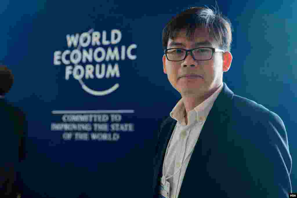 Chhang Vannarith, chairman of the Cambodian Institute for Strategic Studies, attends World Economic Forum on ASEAN, in Phnom Penh, May 11, 2017. (Khan Sokummono/VOA Khmer)