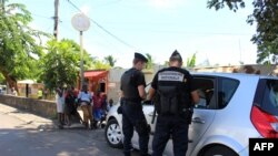 Les gendarmes contrôlent une voiture à Majicavo dans le territoire français d'outre-mer de Mayotte, le 15 mars 2018.