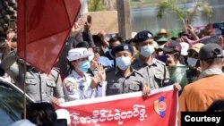 စစ္အာဏာသိမ္းတာ ဆန္႔က်င္တဲ့ CDM လႈပ္ရွားမႈေတြထဲ ပါဝင္လာတဲ့ ကယားျပည္နယ္ ရဲတပ္ဖြဲ႔ဝင္မ်ား။