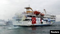 Турецкое круизное судно Mavi Marmara с пропалестинскими активистами и гуманитарной помощью для Газы на борту покидает порт Сарайбурну в Стамбуле. 22 мая 2010 г.