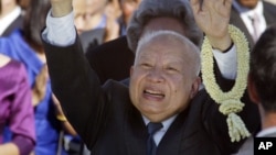 Former Cambodian King Norodom Sihanouk greets to well-wishers upon his arrival at Phnom Penh International Airport, Cambodia, file photo. 