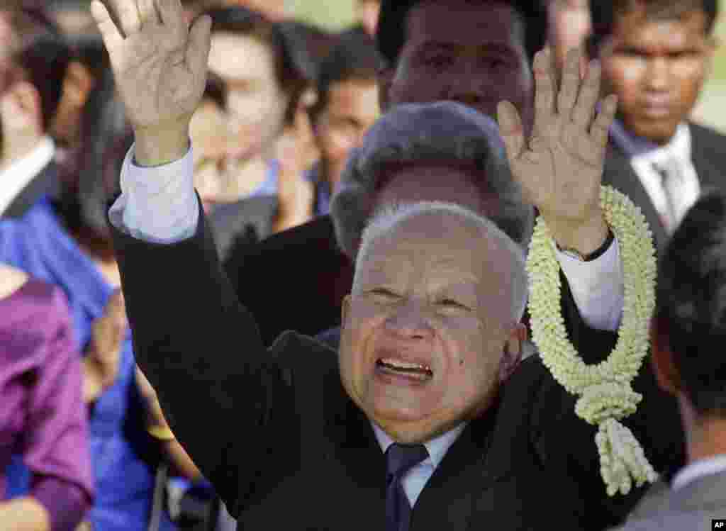 Former Cambodian King Norodom Sihanouk greets well-wishers upon his arrival at Phnom Penh International Airport, Cambodia, in this May 26, 2006, file photo.