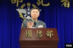 台湾国防部作战及计划次长室联合作战处处长叶国辉少将介绍“汉光34号军演”情况 (美国之音记者杨明拍摄）