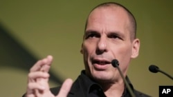 Menteri Keuangan Yunani Yanis Varoufakis memberikan pidato di Berlin, Senin 8/6 (foto: dok).