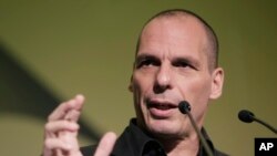 Menteri Keuangan Yunani, Yanis Varoufakis, dalam sebuah konferensi ekonomi di Athena (14/5). (AP/Petros Giannakouris)